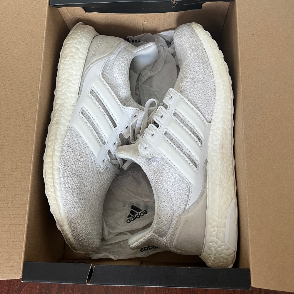 Men’s Adidas White Ultra Boost Sneaker;Size 10